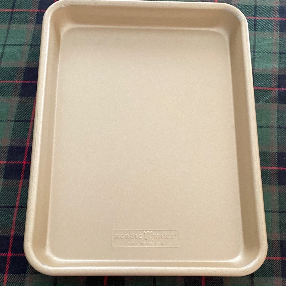 4- Nordic Ware Gold Non-Stick Quarter Sheet Pans - Picture 2 of 9